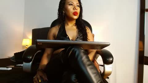 Snapshot of laryssa_swayer chatting on October 2, 2025, 1:29 pm Laryssa online show from October 2, 2025, 1:29 pm