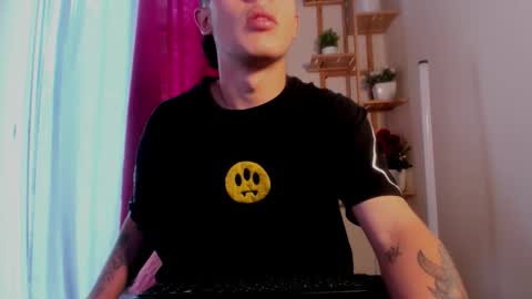 latiin_boy21 online show from November 10, 2025, 5:34 pm