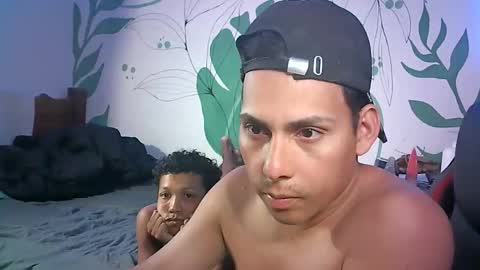 latinos2411 online show from June 5, 2026, 3:13 am