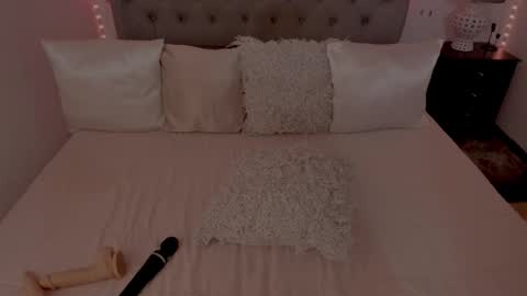 Snapshot of lau_123x chatting on March 4, 2026, 6:19 am Laura online show from March 4, 2026, 6:19 am