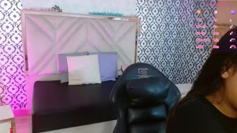 laulin_tay online show from May 18, 2026, 4:07 am
