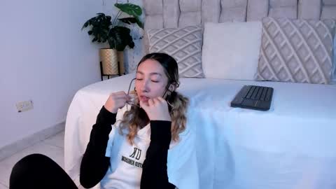 Snapshot of laumiller chatting on September 25, 2025, 8:56 pm Lau Miller online show from September 25, 2025, 8:56 pm