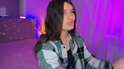 Snapshot of laura__leee chatting on April 24, 2026, 5:10 am Laura online show from April 24, 2026, 5:10 am