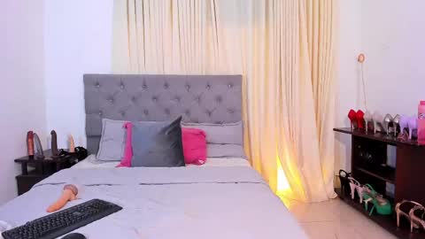 Snapshot of laura__martiinez chatting on May 18, 2026, 4:07 am online show from May 18, 2026, 4:07 am