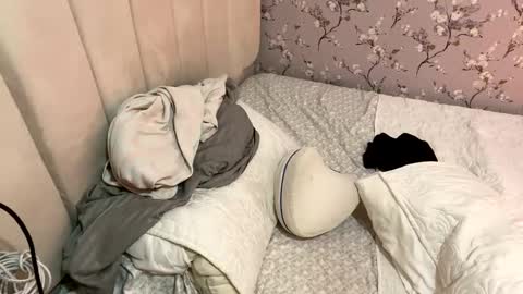 laura online show from January 3, 2025, 6:44 am