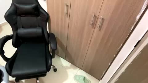 laura online show from March 8, 2025, 3:39 am