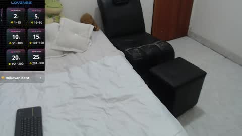 laura_foxx2379 online show from January 11, 2025, 2:41 am