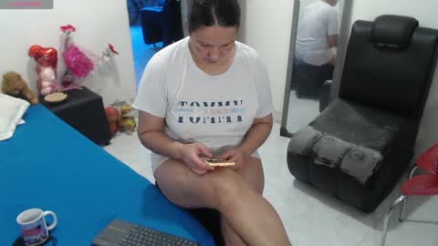 laura_foxx2379 online show from October 11, 2025, 4:49 pm