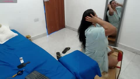laura_foxx2379 online show from May 16, 2026, 3:33 pm
