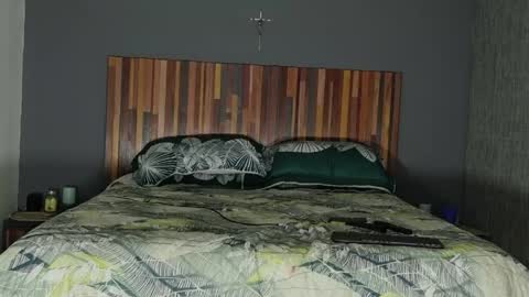 Snapshot of laura_peach1 chatting on May 6, 2026, 3:35 am Laura online show from May 6, 2026, 3:35 am