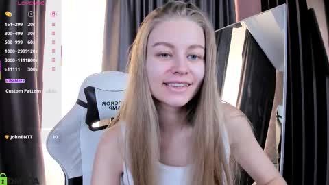 Snapshot of laura_pudd chatting on October 19, 2025, 1:56 pm Laura online show from October 19, 2025, 1:56 pm