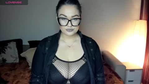 Snapshot of laura_sinner chatting on November 17, 2025, 5:30 pm Laura online show from November 17, 2025, 5:30 pm