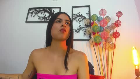 Snapshot of laura_soe chatting on January 23, 2025, 6:24 pm LAURA SOE online show from January 23, 2025, 6:24 pm