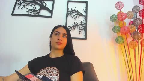 Snapshot of laura_soe chatting on February 17, 2025, 2:37 pm LAURA SOE online show from February 17, 2025, 2:37 pm