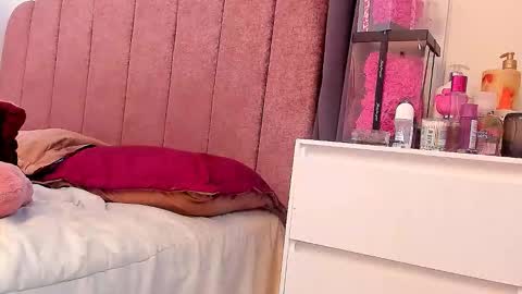 Snapshot of laura_soe chatting on February 25, 2026, 9:24 pm LAURA SOE online show from February 25, 2026, 9:24 pm