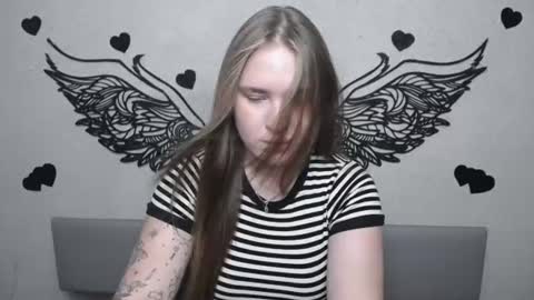LauraHlot online show from July 24, 2026, 5:44 pm
