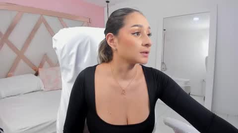 laura  online show from November 11, 2025, 2:50 pm