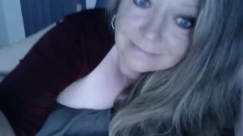 lauralust online show from May 5, 2026, 4:31 am