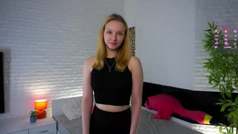 Ellie  online show from October 29, 2025, 11:12 am