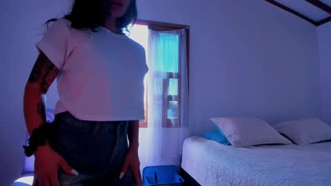 Snapshot of laurent_a chatting on February 12, 2025, 3:05 pm Lucie online show from February 12, 2025, 3:05 pm