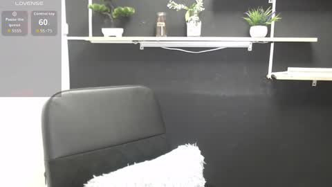 Laury  online show from June 6, 2026, 5:17 pm