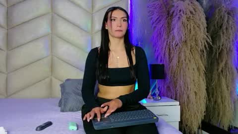 laya online show from November 23, 2025, 2:44 am