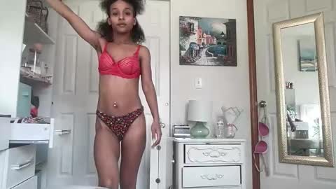 Snapshot of layla216903 chatting on September 23, 2025, 4:54 pm layla online show from September 23, 2025, 4:54 pm