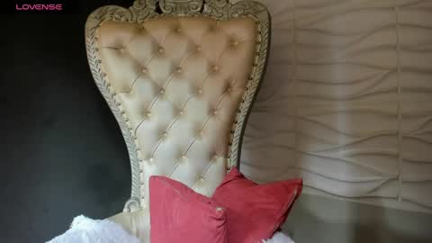 Layla online show from April 17, 2026, 8:01 pm