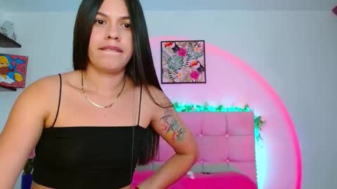 Snapshot of layla_roma chatting on October 31, 2025, 12:33 am Lia and Rachel online show from October 31, 2025, 12:33 am