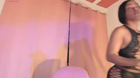 LAYLA online show from November 30, 2025, 5:06 pm