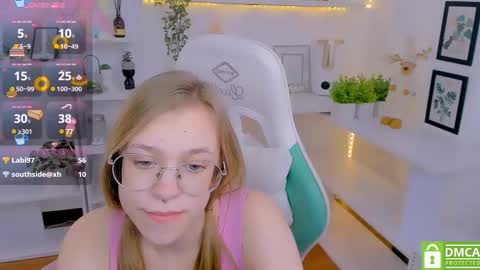 layriantavee online show from February 10, 2025, 1:01 pm