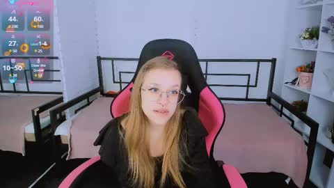 layriantavee online show from March 12, 2025, 7:35 am