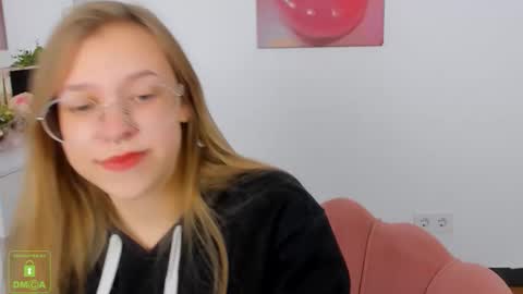 layriantavee online show from October 11, 2025, 7:51 am