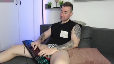 Snapshot of lazar_angels chatting on September 28, 2025, 5:24 am Laz online show from September 28, 2025, 5:24 am