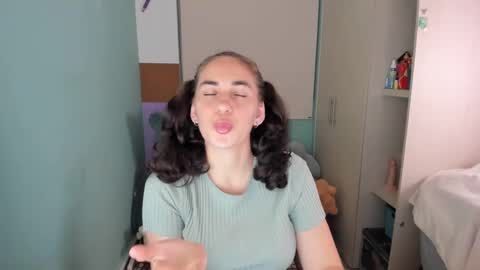 Snapshot of leah_sm chatting on January 18, 2025, 12:35 am Laura online show from January 18, 2025, 12:35 am