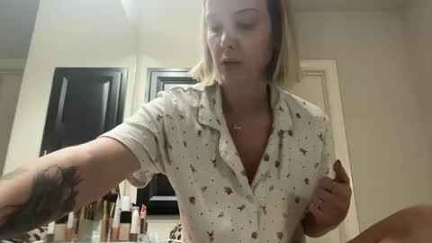 leanneluxecouple online show from December 2, 2025, 11:26 am