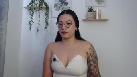 Snapshot of leena_rosee chatting on May 27, 2026, 2:47 pm leena_rosee online show from May 27, 2026, 2:47 pm