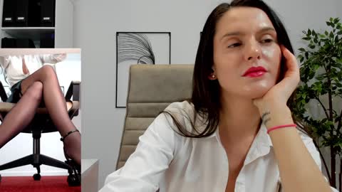 Snapshot of legswattitude chatting on December 4, 2024, 12:58 pm Elle online show from December 4, 2024, 12:58 pm