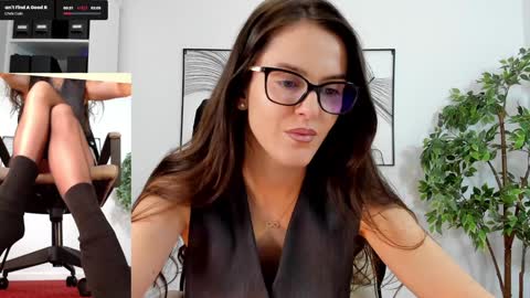 Snapshot of legswattitude chatting on January 28, 2025, 10:45 am Elle online show from January 28, 2025, 10:45 am