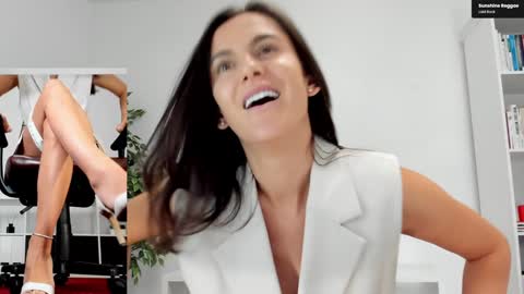 Snapshot of legswattitude chatting on September 10, 2025, 6:02 am Elle online show from September 10, 2025, 6:02 am