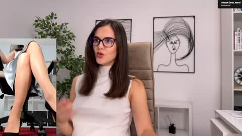 Snapshot of legswattitude chatting on November 17, 2025, 10:54 am Elle online show from November 17, 2025, 10:54 am