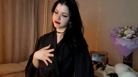 Mia online show from April 22, 2026, 3:02 pm