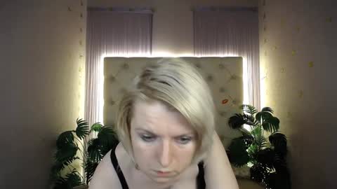 Snapshot of lena_paulles chatting on December 27, 2024, 5:05 pm Lena online show from December 27, 2024, 5:05 pm