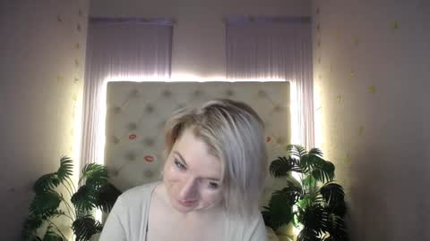 Snapshot of lena_paulles chatting on January 10, 2025, 4:01 am Lena online show from January 10, 2025, 4:01 am