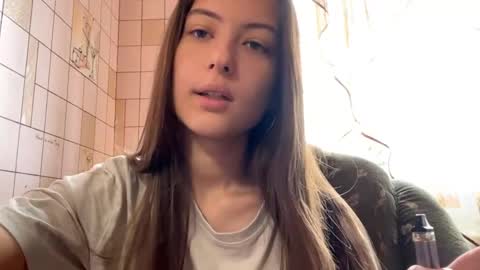 Snapshot of lenniepennachio chatting on April 23, 2026, 7:41 am Hellomy name is Natalyits my first day here nice to meet you Give me 50 thumbs ups online show from April 23, 2026, 7:41 am