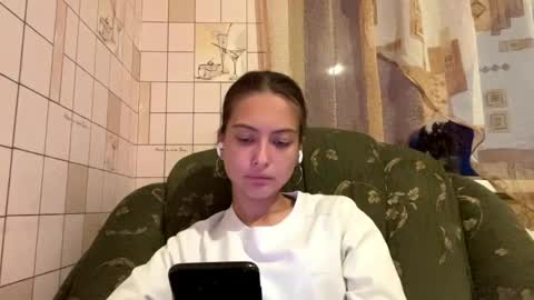 Snapshot of lenniepennachio chatting on May 19, 2026, 6:03 pm Hellomy name is Natalyits my first day here nice to meet you Give me 50 thumbs ups online show from May 19, 2026, 6:03 pm