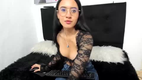 lennox_amy online show from April 23, 2026, 1:35 pm