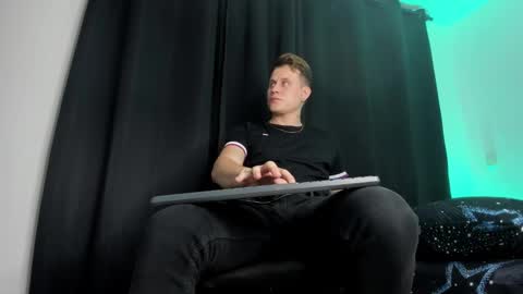 Snapshot of leo_cumming01 chatting on February 5, 2025, 2:51 am Yesid online show from February 5, 2025, 2:51 am