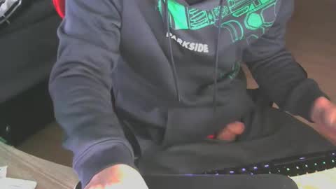 Snapshot of leon_97 chatting on October 15, 2025, 8:25 am Lele 97 online show from October 15, 2025, 8:25 am