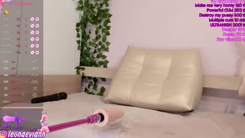 Snapshot of leonaeviann chatting on September 25, 2025, 5:00 am Leona Follow my Fansly online show from September 25, 2025, 5:00 am